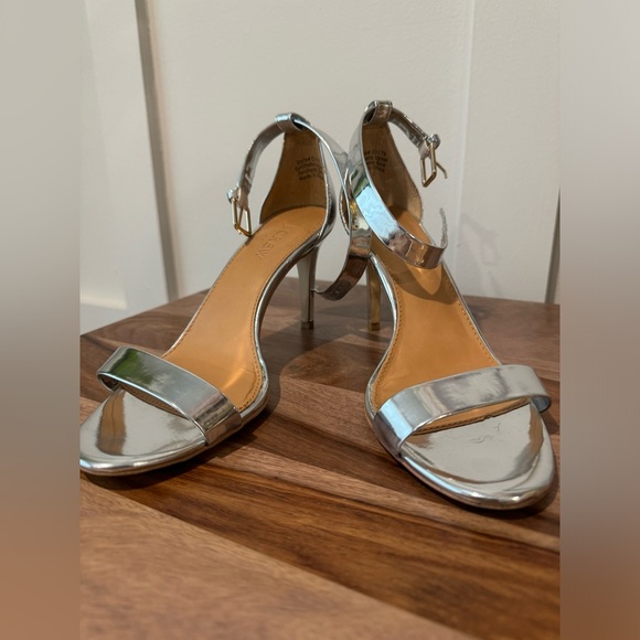 JCrew Heels in Metallic/Leather, size 7.5 - Picture 8 of 10